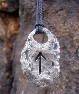 TIWAZ - RUNE PENDANT - RUNE PENDANTS{% if kategorie.adresa_nazvy[0] != zbozi.kategorie.nazev %} - JEWELLERY - BRONZE, ZINC{% endif %}