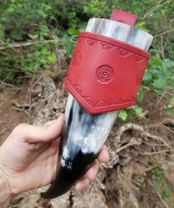 FLOWER, LEATHER DRINKING HORN HOLDER, RED - TRINKHÖRNER{% if kategorie.adresa_nazvy[0] != zbozi.kategorie.nazev %} - HORNPRODUKTE{% endif %}