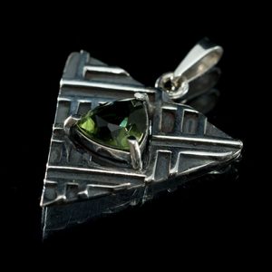 DELTA, PENDANT, FACETED MOLDAVITE JEWELRY, SILVER - MOLDAVITES, CZECH{% if kategorie.adresa_nazvy[0] != zbozi.kategorie.nazev %} - SILVER JEWELLERY{% endif %}