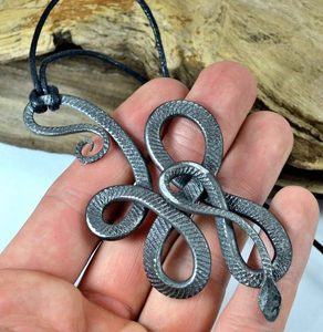 KNOTTED SNAKE, HAND FORGED TALISMAN - ANIMAL PENDANTS{% if kategorie.adresa_nazvy[0] != zbozi.kategorie.nazev %} - JEWELLERY - BRONZE, ZINC{% endif %}