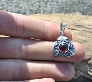 BOUDICCA, STERLING SILVER PENDANT WITH GARNET - PENDANTS{% if kategorie.adresa_nazvy[0] != zbozi.kategorie.nazev %} - SILVER JEWELLERY{% endif %}