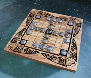 FIDCHELL CELTIC BOARD GAME BRIAN BORU VERSION WITH OAK BOARD - CELTIC BOARD GAMES{% if kategorie.adresa_nazvy[0] != zbozi.kategorie.nazev %} - HISTORICAL BOARD GAMES{% endif %}