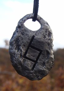 JERA, ANGELSÄCHSISCHE FUTHORC RUNE, ANHÄNGER - RUNENANHÄNGER{% if kategorie.adresa_nazvy[0] != zbozi.kategorie.nazev %} - SCHMUCKSTÜCKE{% endif %}