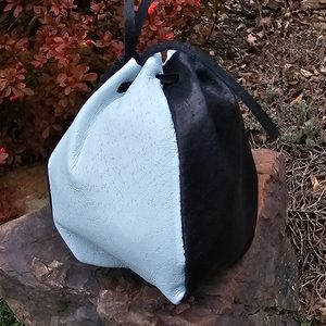 LEATHER POUCH, BLACK AND WHITE - BAGS, SPORRANS{% if kategorie.adresa_nazvy[0] != zbozi.kategorie.nazev %} - LEATHER PRODUCTS{% endif %}