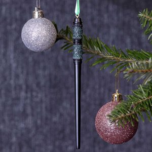 HARRY POTTER SNAPE'S WAND HANGING ORNAMENT 15.5CM - HARRY POTTER{% if kategorie.adresa_nazvy[0] != zbozi.kategorie.nazev %} - LIZENZIERTE PRODUKTE - FILME, SPIELE{% endif %}