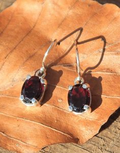 GARNET EARRINGS, FACETED GEMS, STERLING SILVER - OHRRINGE{% if kategorie.adresa_nazvy[0] != zbozi.kategorie.nazev %} - SILBER SCHMUCKSTÜCKE{% endif %}