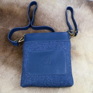 KERRY TWEED MESSAGE BAG - ARAN - WOLLTASCHEN{% if kategorie.adresa_nazvy[0] != zbozi.kategorie.nazev %} - WOLLPRODUKTE{% endif %}