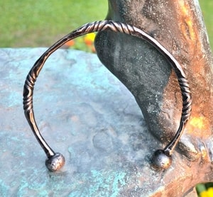 ISARNO, FORGED CELTIC TORQUES - FORGED JEWELRY, TORCS, BRACELETS{% if kategorie.adresa_nazvy[0] != zbozi.kategorie.nazev %} - JEWELLERY - BRONZE, ZINC{% endif %}