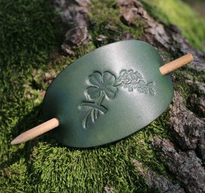 FOUR LEAF CLOVER, LEATHER HAIR CLIP - HAIR CLIPS, ACCESSORIES, JEWELLERY{% if kategorie.adresa_nazvy[0] != zbozi.kategorie.nazev %} - LEATHER PRODUCTS{% endif %}