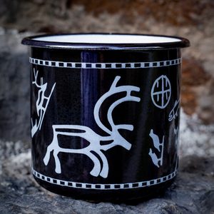 TANUM ROCK CARVINGS ENAMEL MUG - MUGS, GOBLETS, SCARVES{% if kategorie.adresa_nazvy[0] != zbozi.kategorie.nazev %} - PAGAN DECORATIONS{% endif %}