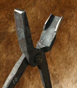 BLACKSMITH PLIERS SCHOSSMAULZANGE 16 X 5 - 10 MM - BLACKSMITH TOOLS, HAMMERS{% if kategorie.adresa_nazvy[0] != zbozi.kategorie.nazev %} - BUSHCRAFT, LIVING HISTORY, CRAFTS{% endif %}