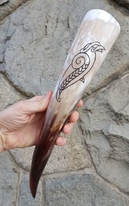 RÅKA - RAVEN, CARVED DRINKING HORN - DRINKING HORNS{% if kategorie.adresa_nazvy[0] != zbozi.kategorie.nazev %} - HORN PRODUCTS{% endif %}