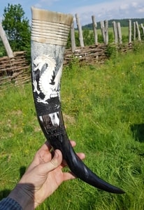 DRAGON, ENGRAVED DRINKING HORN, DELUXE EDITION - DRINKING HORNS{% if kategorie.adresa_nazvy[0] != zbozi.kategorie.nazev %} - HORN PRODUCTS{% endif %}