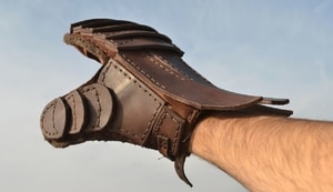 LEATHER GAUNTLET FOR SWORD FIGHTERS, LEFT HAND - LEDERRÜSTUNG, HANDSCHUHE{% if kategorie.adresa_nazvy[0] != zbozi.kategorie.nazev %} - RÜSTUNGEN{% endif %}