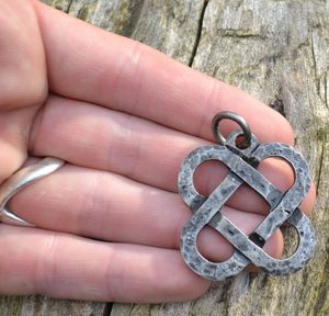 TWO HEARTS, FORGED CELTIC KNOTTED PENDANT, STEEL - CELTIC PENDANTS{% if kategorie.adresa_nazvy[0] != zbozi.kategorie.nazev %} - JEWELLERY - BRONZE, ZINC{% endif %}