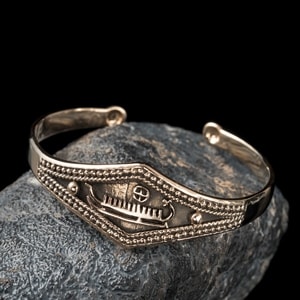 VIKING SHIP WITH RUNES, BRONZE BRACELET - HISTORISCHEN REPLIKEN AUS BRONZE{% if kategorie.adresa_nazvy[0] != zbozi.kategorie.nazev %} - SCHMUCKSTÜCKE{% endif %}