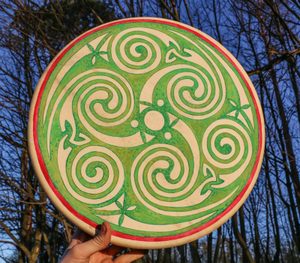 BOOK OF KELLS, SHAMANIC FRAME DRUM 40 CM - DRUMS, FLUTES{% if kategorie.adresa_nazvy[0] != zbozi.kategorie.nazev %} - DRUMS, FLUTES{% endif %}