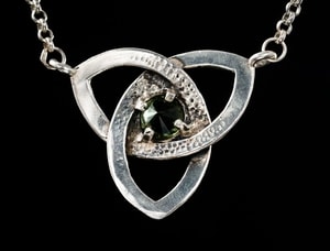 TRIQUETRA, NECKLACE, MOLDAVIT, SILVER - MOLDAVITES, CZECH{% if kategorie.adresa_nazvy[0] != zbozi.kategorie.nazev %} - SILVER JEWELLERY{% endif %}