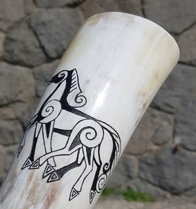 SLEIPNIR, CARVED DRINKING HORN - 0.3 L - DRINKING HORNS{% if kategorie.adresa_nazvy[0] != zbozi.kategorie.nazev %} - HORN PRODUCTS{% endif %}