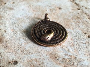 COILED SNAKE PENDANT, BRONZE - ANHÄNGER, HALSKETTEN{% if kategorie.adresa_nazvy[0] != zbozi.kategorie.nazev %} - SCHMUCKSTÜCKE{% endif %}