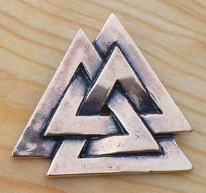 VALKNUT, VIKING ANHÄNGER, BRONZE - WIKINGERAMULETTE{% if kategorie.adresa_nazvy[0] != zbozi.kategorie.nazev %} - SCHMUCKSTÜCKE{% endif %}