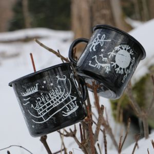 TANUM ROCK CARVINGS ENAMEL MUG - MUGS, GOBLETS, SCARVES{% if kategorie.adresa_nazvy[0] != zbozi.kategorie.nazev %} - HOME DECOR{% endif %}