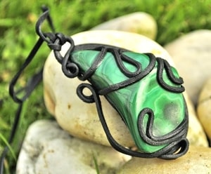 MALACHITE PENDANT - LARGE STONE - FANTASY JEWELS{% if kategorie.adresa_nazvy[0] != zbozi.kategorie.nazev %} - JEWELLERY - BRONZE, ZINC{% endif %}