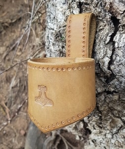 THOR'S HAMMER, LEATHER DRINKING HORN HOLDER, BROWN - TRINKHÖRNER{% if kategorie.adresa_nazvy[0] != zbozi.kategorie.nazev %} - HORNPRODUKTE{% endif %}