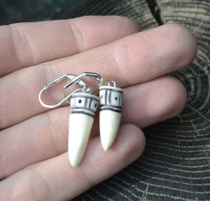 DEER ANTLER EARRINGS, VIKING - DEER ANTLER PRODUCTS{% if kategorie.adresa_nazvy[0] != zbozi.kategorie.nazev %} - BUSHCRAFT, LIVING HISTORY, CRAFTS{% endif %}