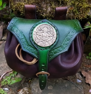 CERNUNNOS - SAC MÉDIÉVAL EN CUIR, VERT - AUMÔNIÈRES, SACS ET BOURSES{% if kategorie.adresa_nazvy[0] != zbozi.kategorie.nazev %} - CUIR : PRODUITS ET OUTILS{% endif %}