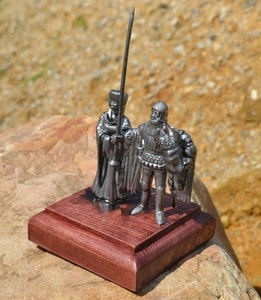 PAIR OF BURGUNDY, HISTORICAL TIN STATUE - PEWTER FIGURES{% if kategorie.adresa_nazvy[0] != zbozi.kategorie.nazev %} - PAGAN DECORATIONS{% endif %}