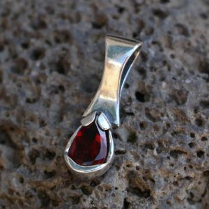 PLACIDA, GARNET SILVER PENDANT - ANHÄNGER - SCHMUCK, SILBER{% if kategorie.adresa_nazvy[0] != zbozi.kategorie.nazev %} - SILBER SCHMUCKSTÜCKE{% endif %}