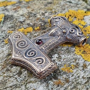 RAVEN THOR HAMER, SCANIA, SWEDEN, BRONZE AND GARNET - BRONZE HISTORICAL JEWELS{% if kategorie.adresa_nazvy[0] != zbozi.kategorie.nazev %} - JEWELLERY - BRONZE, ZINC{% endif %}