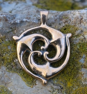 TRISKELION, SOUTHERN GALIA, PENDANT, BRONZE - BRONZE HISTORICAL JEWELS{% if kategorie.adresa_nazvy[0] != zbozi.kategorie.nazev %} - JEWELLERY - BRONZE, ZINC{% endif %}