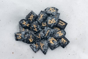 ELDER FUTHARK RUNE SET - SNOWFLAKE OBSIDIAN - RUNEN FUTHARK{% if kategorie.adresa_nazvy[0] != zbozi.kategorie.nazev %} - MAGIK{% endif %}