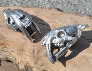 SMILODON, SABERTOOTH TIGER SKULL PENDANT, MASSIVE, TIN ALLOY SILVER PLATED - TIERE ANHÄNGER{% if kategorie.adresa_nazvy[0] != zbozi.kategorie.nazev %} - SCHMUCKSTÜCKE{% endif %}