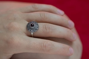 SLAVIC RING WITH GARNET - RINGS{% if kategorie.adresa_nazvy[0] != zbozi.kategorie.nazev %} - SILVER JEWELLERY{% endif %}