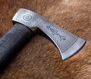 CARPATHIA VALASKA TRADITIONAL FORGED CARPATHIAN AXE - ETCHED - AXT, SCHLAGWAFFEN{% if kategorie.adresa_nazvy[0] != zbozi.kategorie.nazev %} - WAFFEN{% endif %}