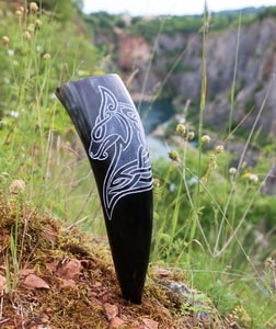 CELTIC WOLF, CARVED DRINKING HORN - TRINKHÖRNER{% if kategorie.adresa_nazvy[0] != zbozi.kategorie.nazev %} - HORNPRODUKTE{% endif %}