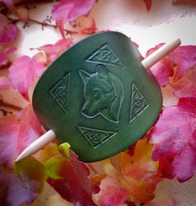 WOLF, LEATHER HAIR CLIP, GREEN - HAIR CLIPS, ACCESSORIES, JEWELLERY{% if kategorie.adresa_nazvy[0] != zbozi.kategorie.nazev %} - LEATHER PRODUCTS{% endif %}