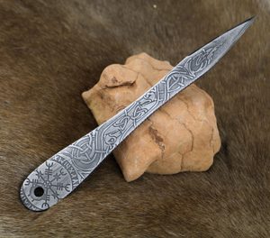 ARROW ETCHED THROWING KNIFE WITH VEGVÍSIR - 1 PIECE - SHARP BLADES - THROWING KNIVES{% if kategorie.adresa_nazvy[0] != zbozi.kategorie.nazev %} - WEAPONS - SWORDS, AXES, KNIVES{% endif %}