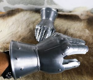 GAUNTLETS, THE ROYAL GUARD DURALUMIN - COSTUME RENTAL - ARMS AND ARMOUR RENTAL{% if kategorie.adresa_nazvy[0] != zbozi.kategorie.nazev %} - FILM AND PROPS{% endif %}