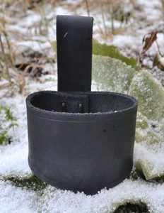 DRINKING HORN HOLDER, LEATHER, BLACK - TRINKHÖRNER{% if kategorie.adresa_nazvy[0] != zbozi.kategorie.nazev %} - HORNPRODUKTE{% endif %}