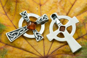 CELTIC CROSS, PENDANT, SILVER, AMBER - AMBER JEWELRY{% if kategorie.adresa_nazvy[0] != zbozi.kategorie.nazev %} - SILVER JEWELLERY{% endif %}