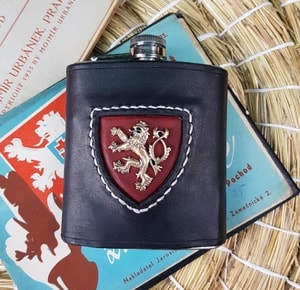 HIP FLASK, KINGDOM OF BOHEMIA - LION - BOTTLES, HIP FLASKS{% if kategorie.adresa_nazvy[0] != zbozi.kategorie.nazev %} - LEATHER PRODUCTS{% endif %}