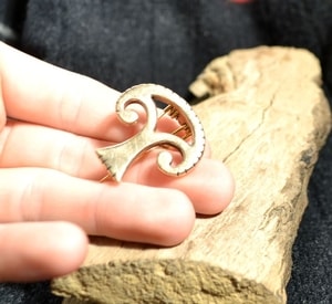 ROMAN BRONZE FIBULA, MUSOV FORTRESS, BOHEMIA, REPLICA - HISTORISCHEN REPLIKEN AUS BRONZE{% if kategorie.adresa_nazvy[0] != zbozi.kategorie.nazev %} - SCHMUCKSTÜCKE{% endif %}