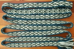 GREEN-BLUE TABLET WOVEN BELT - DEKORATIVE TEXTILGÜRTEL{% if kategorie.adresa_nazvy[0] != zbozi.kategorie.nazev %} - SCHUHE, KLEIDUNG{% endif %}