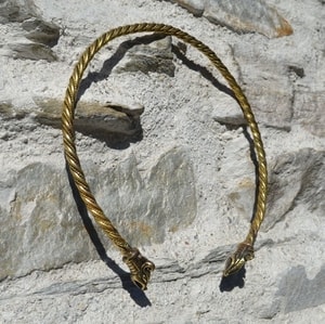 DREKI, NORSE DRAGON, BRASS TORC - FORGED JEWELRY, TORCS, BRACELETS{% if kategorie.adresa_nazvy[0] != zbozi.kategorie.nazev %} - JEWELLERY - BRONZE, ZINC{% endif %}