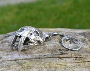 SMILODON, SABERTOOTH TIGER SKULL KEYCHAIN - DINOSAUR PENDANTS{% if kategorie.adresa_nazvy[0] != zbozi.kategorie.nazev %} - SILVER JEWELLERY{% endif %}