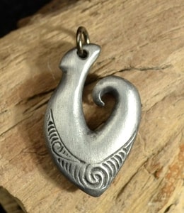 HEI MATAU. TRIBAL PENDANT, MAORI, TIN - MIDDLE AGES, OTHER PENDANTS{% if kategorie.adresa_nazvy[0] != zbozi.kategorie.nazev %} - JEWELLERY - BRONZE, ZINC{% endif %}